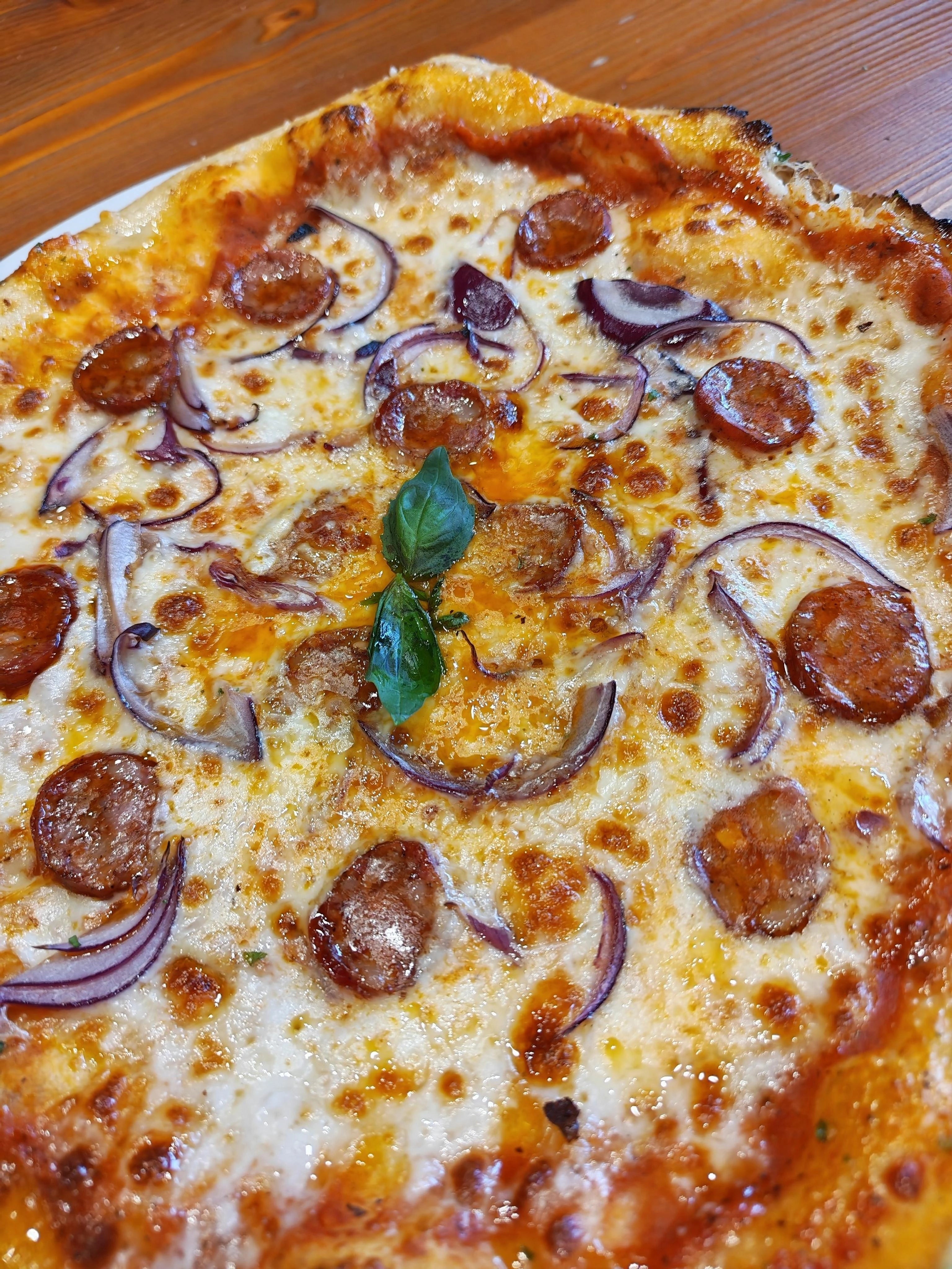 Klobásová pizza