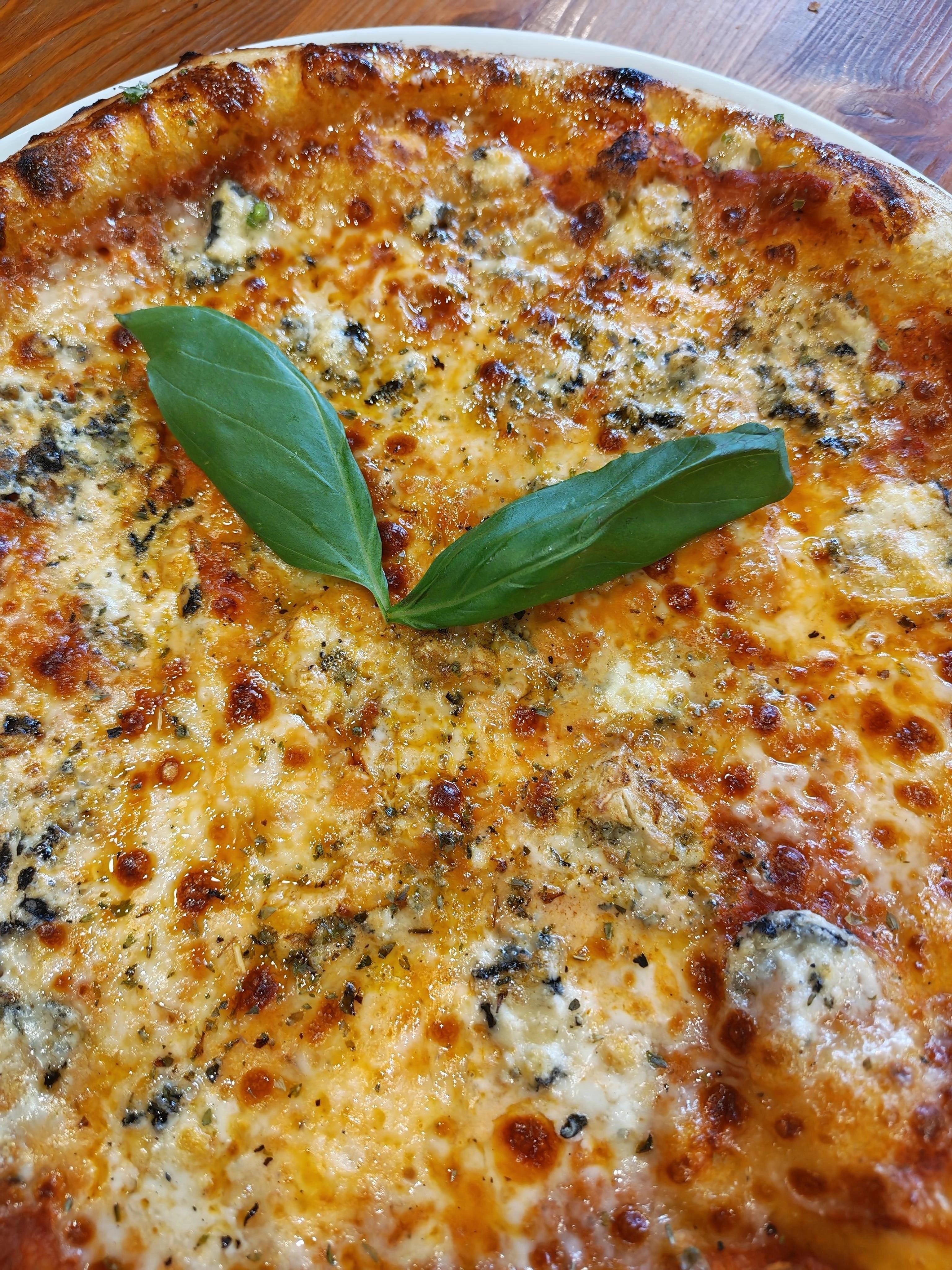 Quatro formaghi pizza