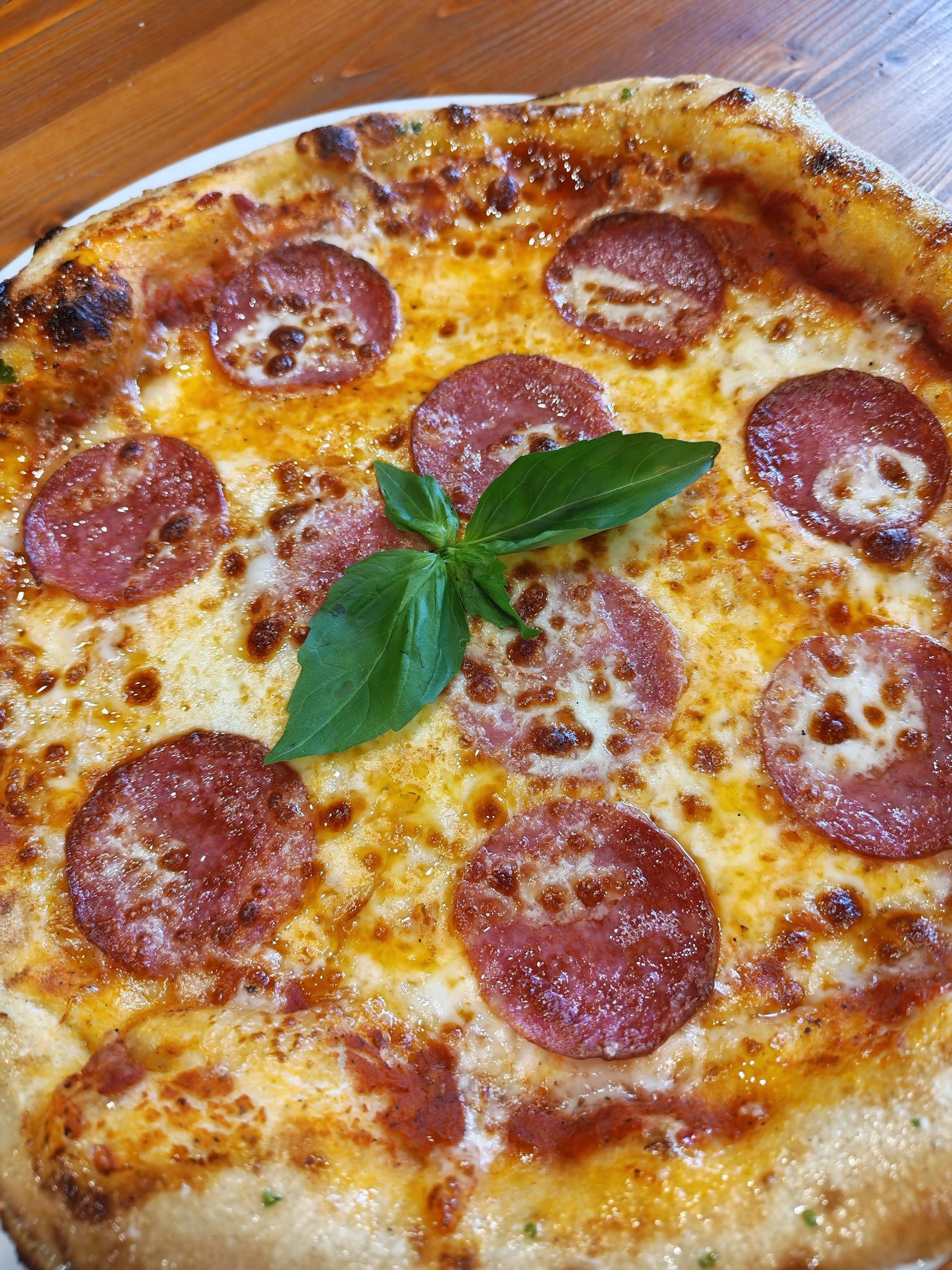Salámová pizza